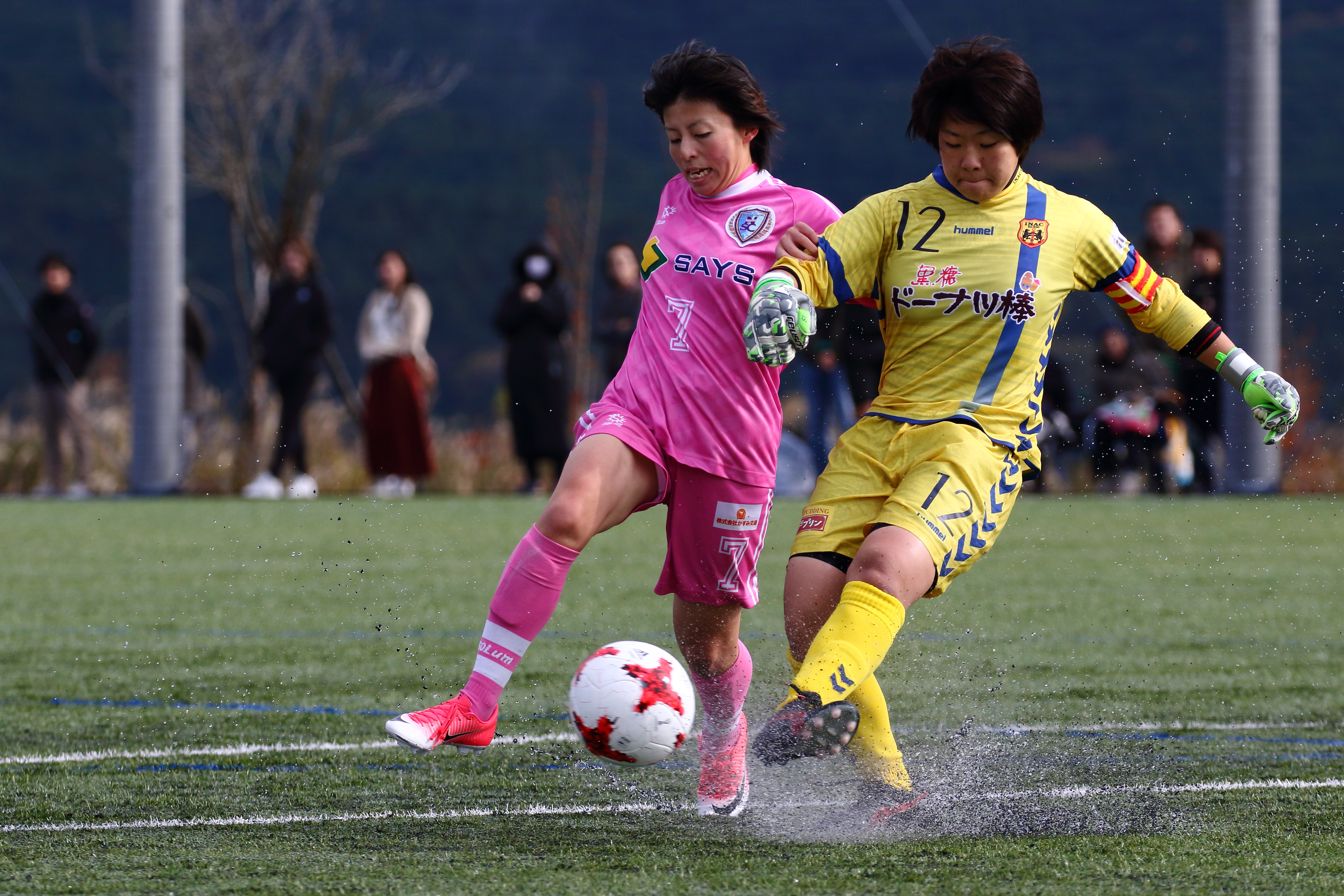 果敢にゴールを狙うFW三田村