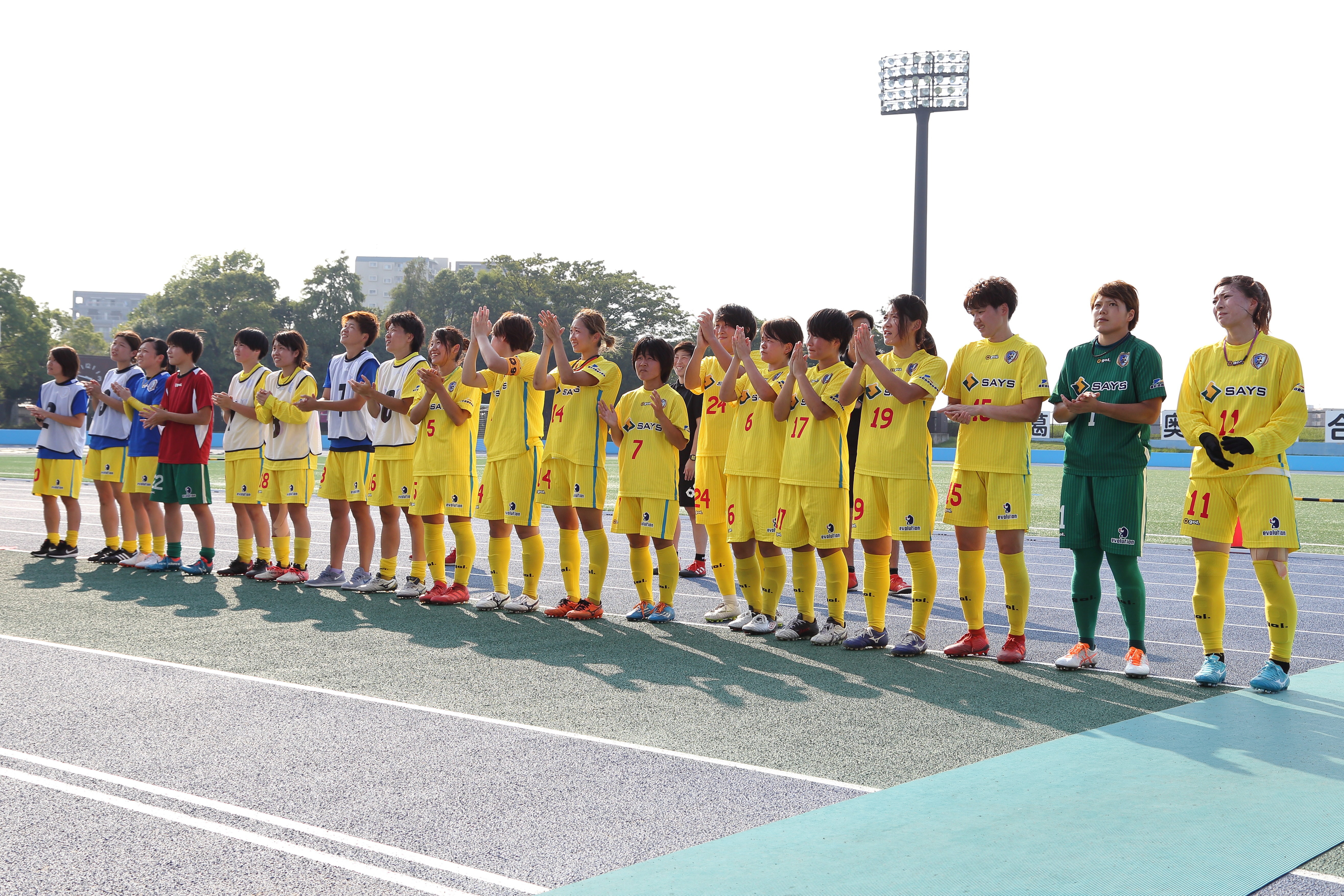 試合後スタンドへお礼